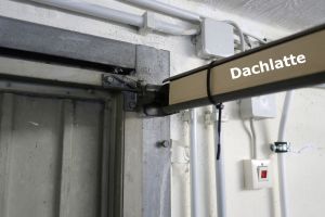 Laufschiene der Garage mit Dachlatte (Bild 2)