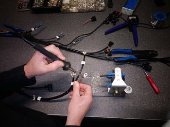 Die Kabelschuhe werden bei Cartronic alle zum Crimpen zusätzlich verlötet.