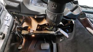 Blick unter Armaturbenbrett ohne Verkleidung