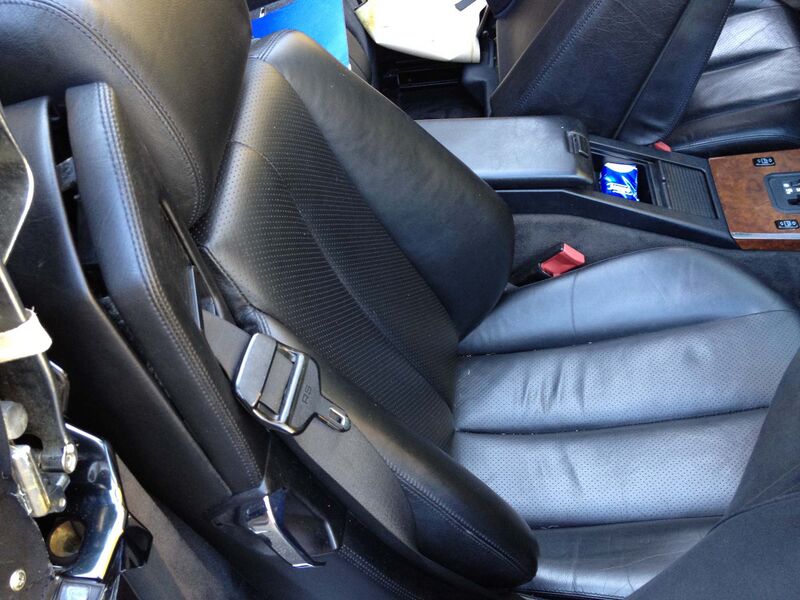 Datei:Halter an Gurtverkleidung Bild (1).jpg