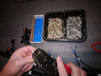 Motorkabelbaum Die Pins werden mit der entsprechenden Spezial-Crimpzange angebracht.