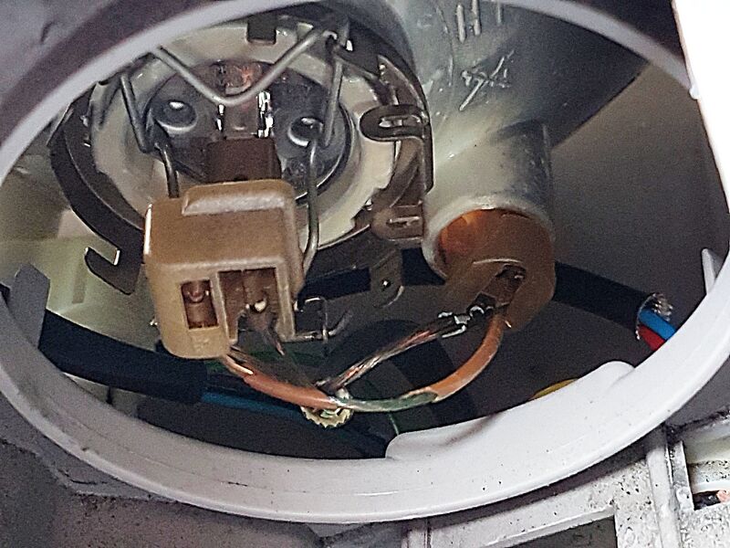 Datei:01 brüchige Scheinwerferkabel b.jpg