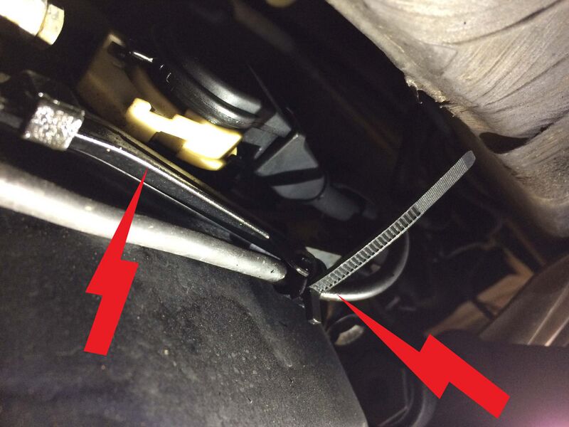 Datei:Verkableung und Ölverlust an Getriebe-Ölwanne.jpg