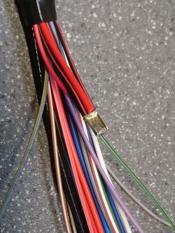 Nach der Vorbereitung des Stützpunktes im Kabelsatz wird dieser verlötet.