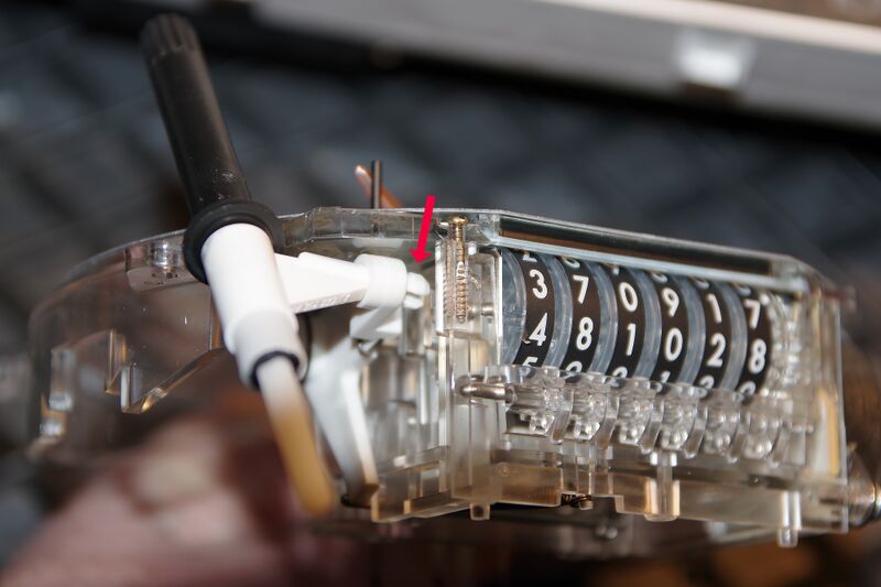 Datei:Bild 4 Rückstelltaster ausklipsen.jpg