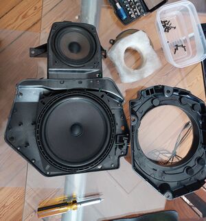 Lautsprechergehäuse mit Original Lautsprechern geöffnet