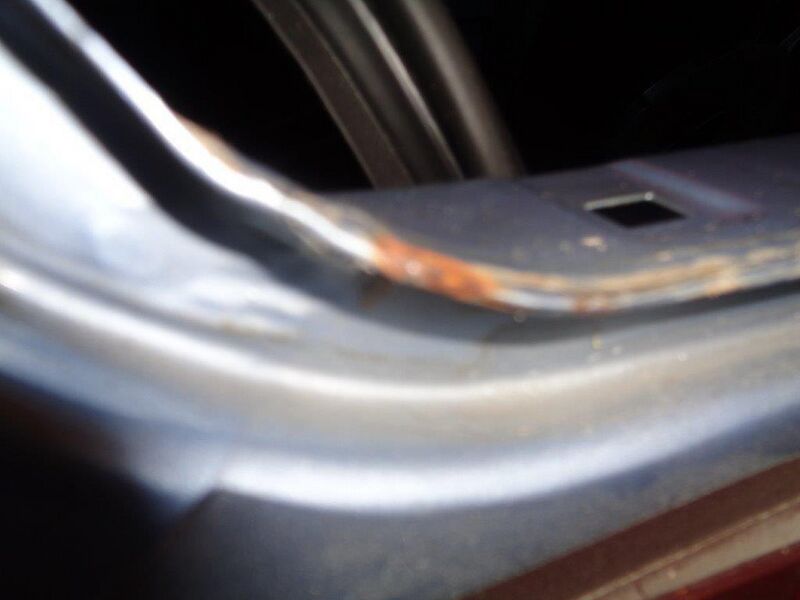 Datei:02 Schweißbord hinter Dichtgummi.jpg