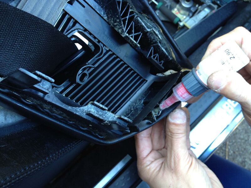 Datei:Halter an Gurtverkleidung Bild (5).jpg