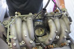 Das Saugrohrgewürm demontiert – außer vielen Verschraubungen nichts Aufregendes…