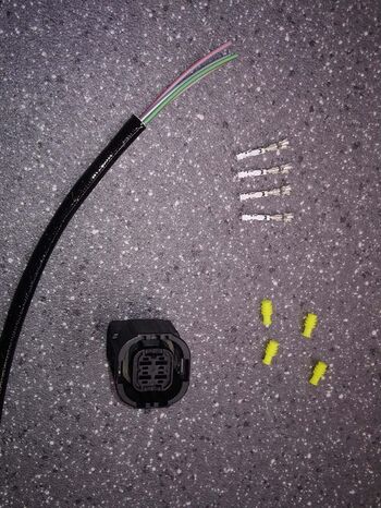 Motorkabelbaum Die vier Kontaktierungen für den Stecker „Temperaturfühler Kühlmittel“ werden vorbereitet und gecrimpt.