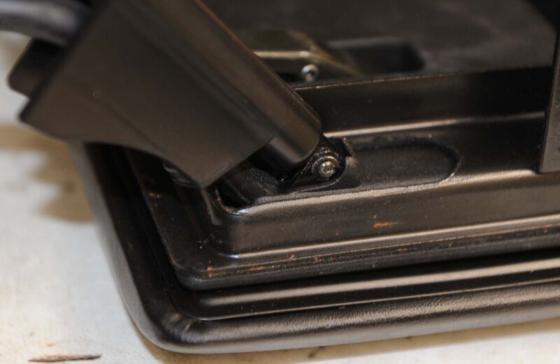 Datei:Bild 6 Federhalterung am Deckel.jpg