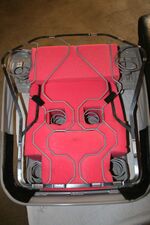 und den dritten Schaumstoff von der Seite aus einschieben