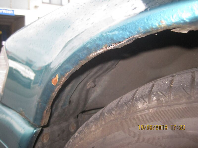 Datei:CR34 05 Vorderkotflügel b.jpg