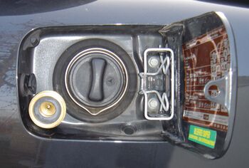 Links unten tankt Manfred Hocks 600 SL Autogas – in der Mitte Superbenzin. Der Unterschied: je nach Preislage 60 bis 70 Cent pro Liter.