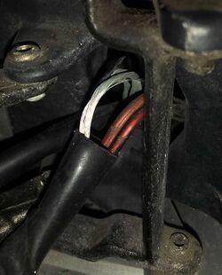 Außenspiegel mit defekten Leitungen