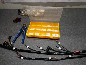 Motorkabelbaum Die Beschriftungen werden angebracht.