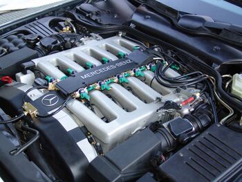 Ein paar Leitungen und die Einspritzkomponenten unter der originalen Kunststoffabdeckung verraten die Umrüstung. Damit sie so dezent wie möglich ausfallen konnte, musste akribisch und mit viel Liebe zum Detail gearbeitet werden.