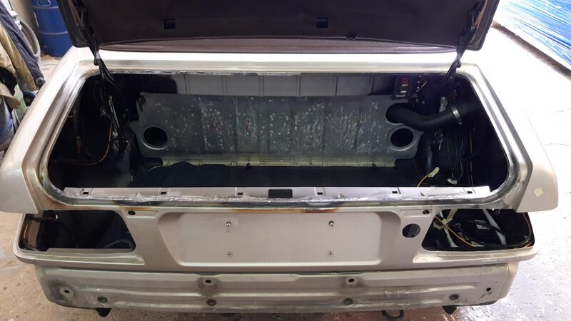 Datei:Karosserie Kofferraum Kante 8.jpg