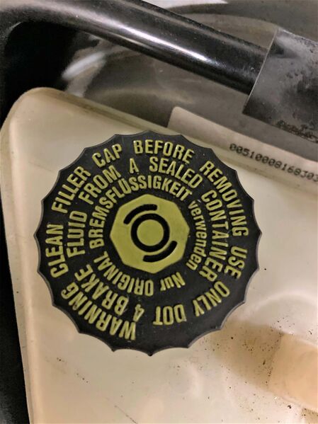 Datei:Verschlussdeckel Bremsflüssigkeitsbehälter.jpg