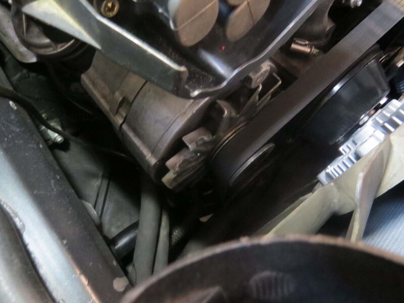 Datei:01 Lichtmaschine eingebaut mit Keilriemen.jpg