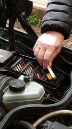 03 Kontakte mit Messingbürste reinigen