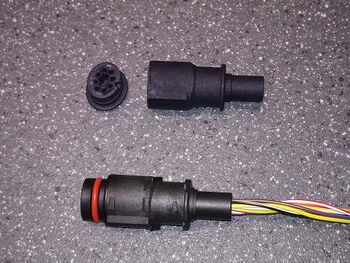 Motorkabelbaum Der Stecker der Drosselklappe wird mittels 3D-Druck im Nachbau durch Cartronic angefertigt.