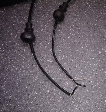 Motorkabelbaum Die Sonderkabel (z. B. Koax-Kabel) werden vorbereitet.